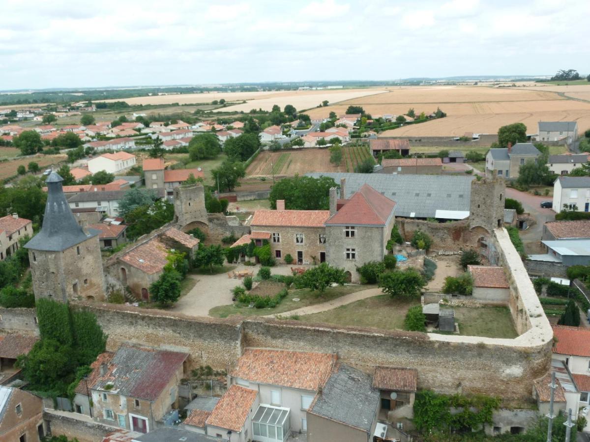 Le Vieux Chateau Airvault Esterno foto