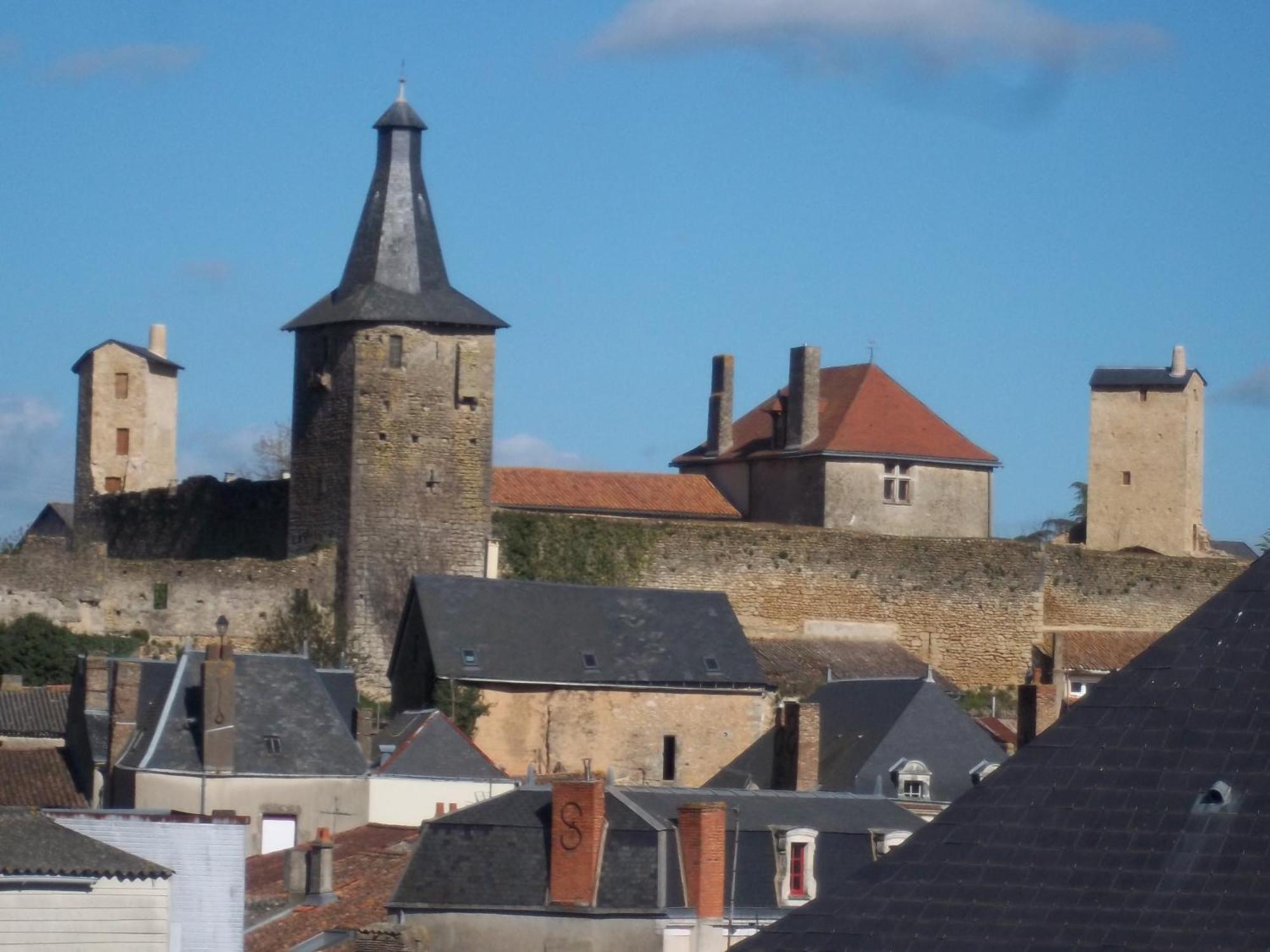 Le Vieux Chateau Airvault Esterno foto