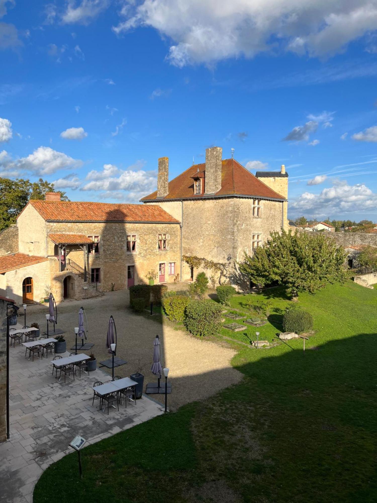 Le Vieux Chateau Airvault Esterno foto