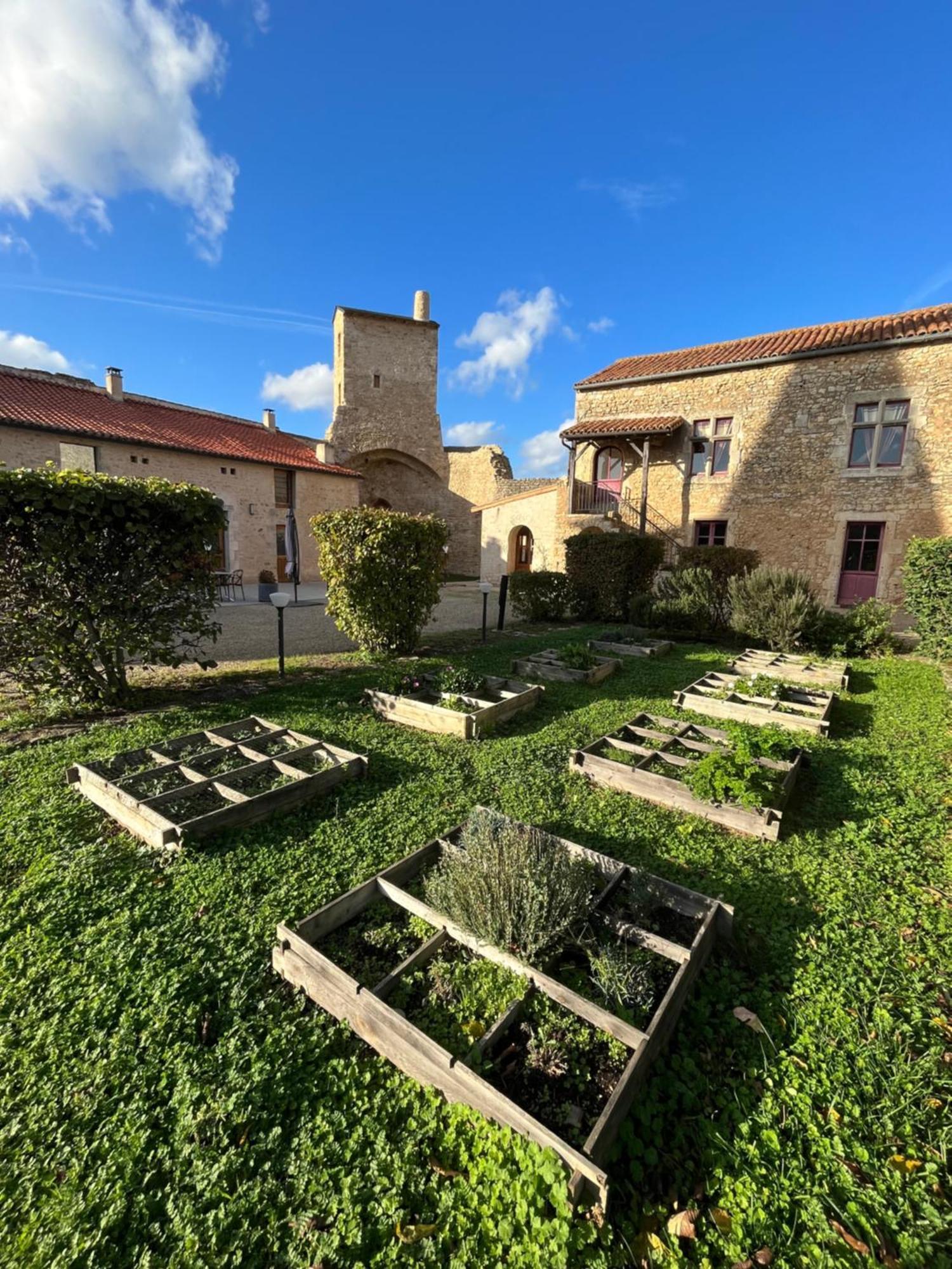 Le Vieux Chateau Airvault Esterno foto