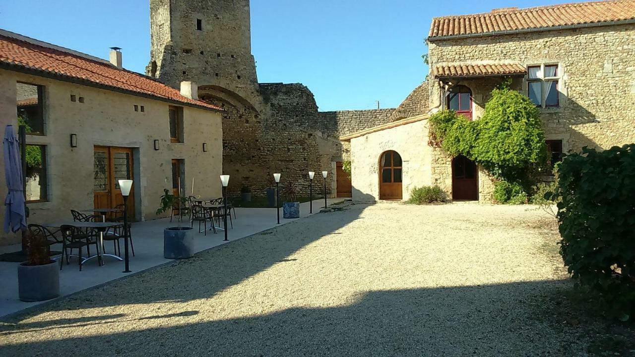 Le Vieux Chateau Airvault Esterno foto
