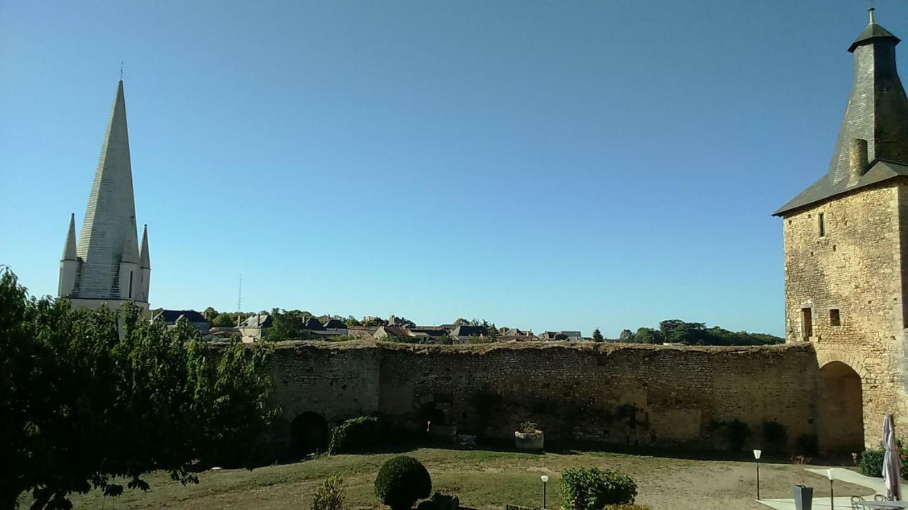 Le Vieux Chateau Airvault Esterno foto