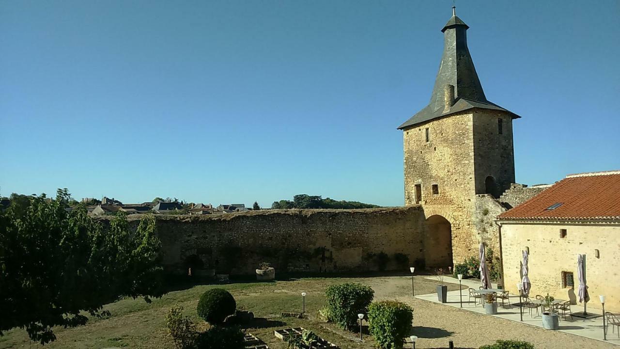 Le Vieux Chateau Airvault Esterno foto