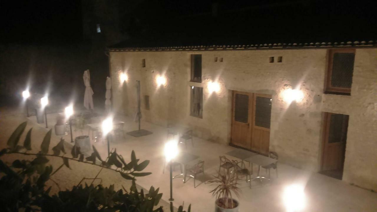 Le Vieux Chateau Airvault Esterno foto